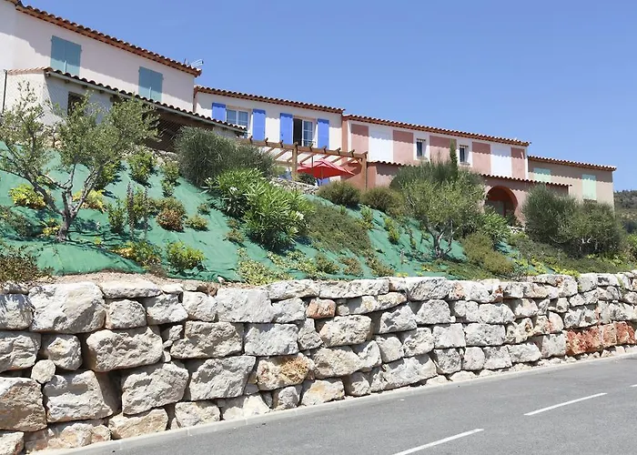 Les Coralines Nyaraló *